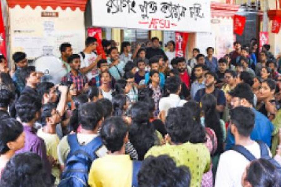 Students demand a probe into the first-year student’s death in front of Aurobindo Bhavan on the JU campus.