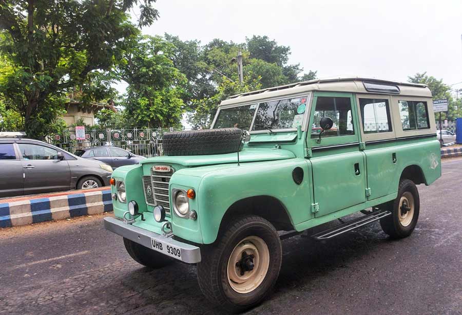As the fleet started rolling towards Park Street, we spotted this 1974 Series 3 Land Rover, owned by Sharojesh Mukerjee, director of The Cambridge School. He bought the vehicle in 2014 from Bangalore and restored it. Since then it has become Mukerjee’s constant companion.  This special colour is called Lard Rover green and Mukerjee has travelled long distances from Kolkata in this car