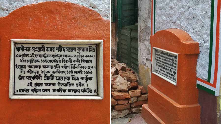 Martyr Memorial of Santosh Kumar Mitra at the entrance of Haladhar Bardhan Lane