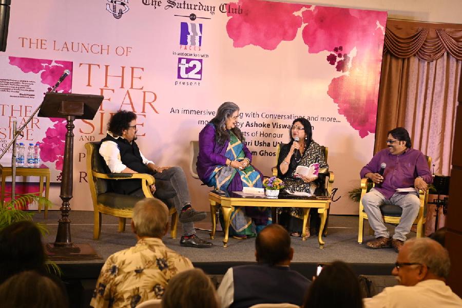 Poet Renu Roy (second from right) in conservation with (l-r) Bickram Ghosh, Usha Uthup and Ashoke Vishwanathan