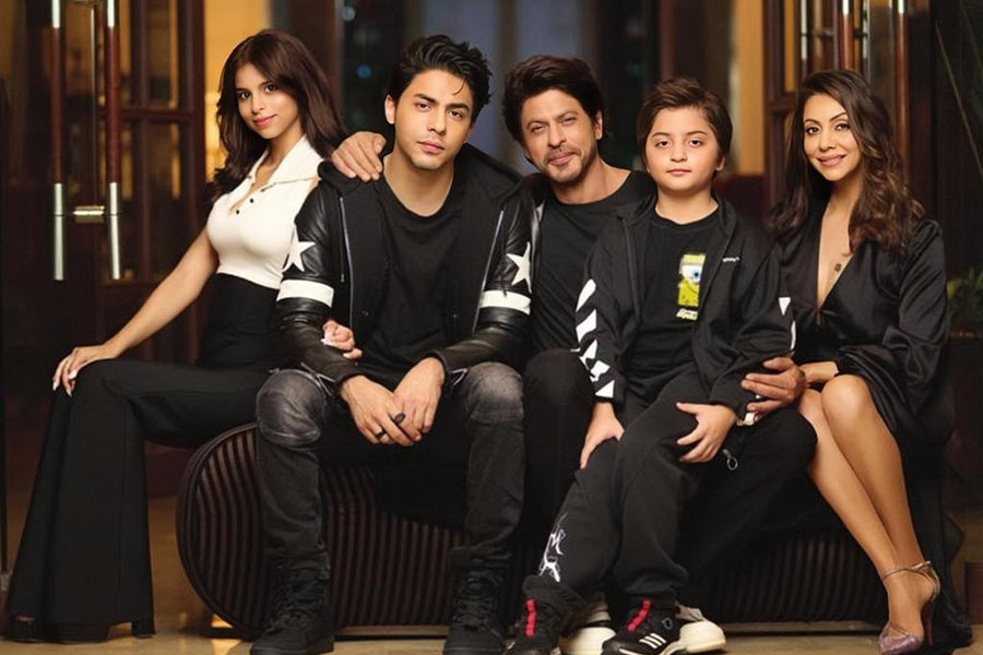 Shah Rukh Khan | Shah Rukh Khan heaps praise on wife Gauri for raising  their children 'well': 'Suhana is so articulate but the dimple is mine' -  Telegraph India