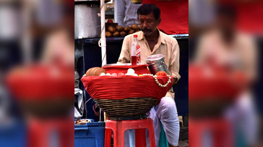 Some street vendors still serve kulfi in traditional earthen or ‘shalpata’ plates