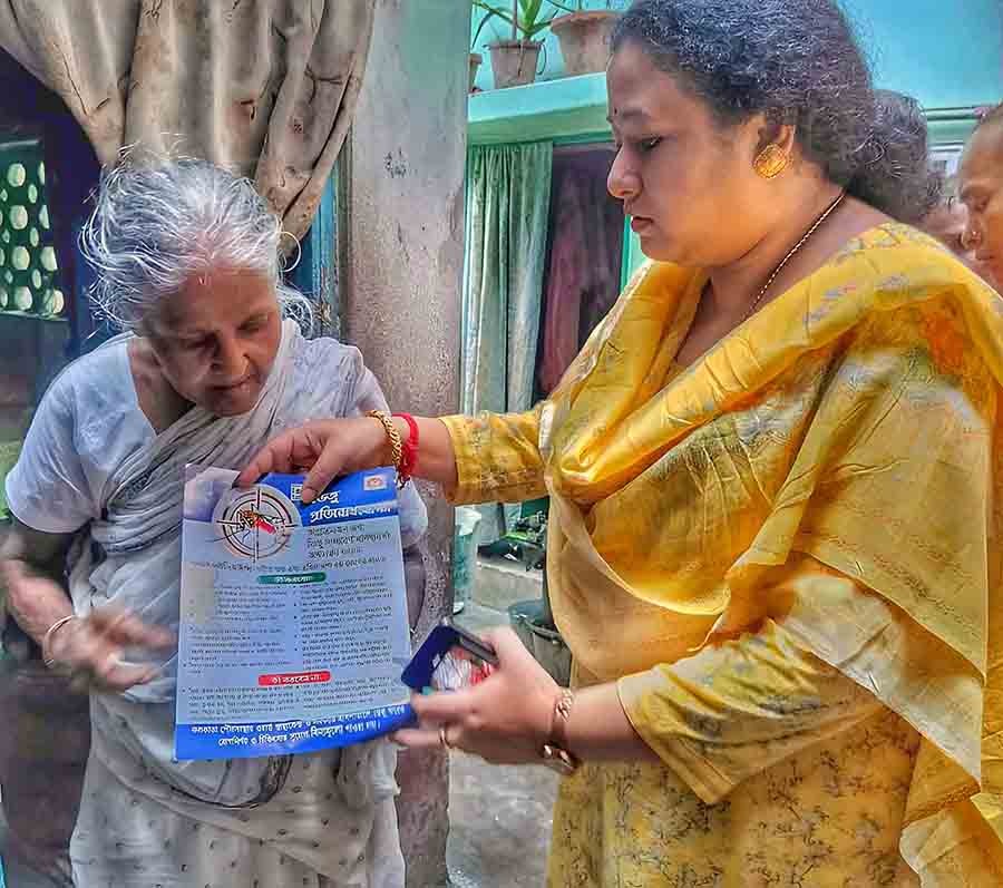 Kolkata Municipal Corporation (KMC) workers distributed leaflets to spread public awareness as a part of their daily vector control drive. They also checked for water accumulation in different areas that causes dengue mosquitoes to breed  