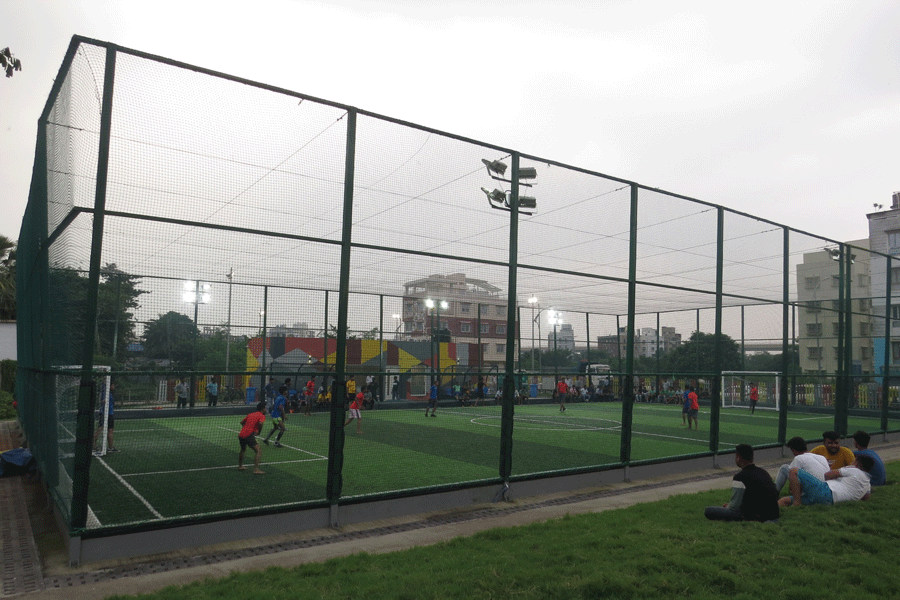 A futsal match in progress.