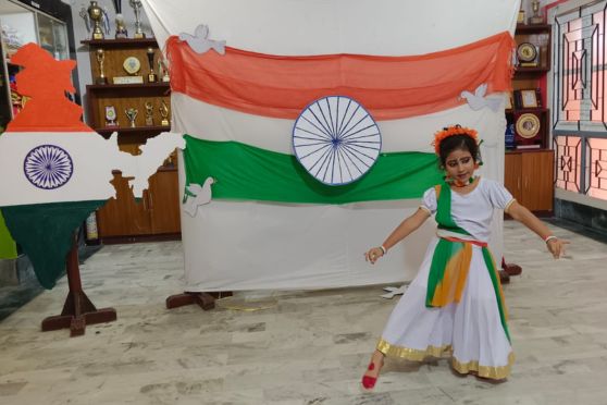 The students recited poems and also put up mesmerising dances.  There was an aura of pride and patriotism that prevailed in the school campus