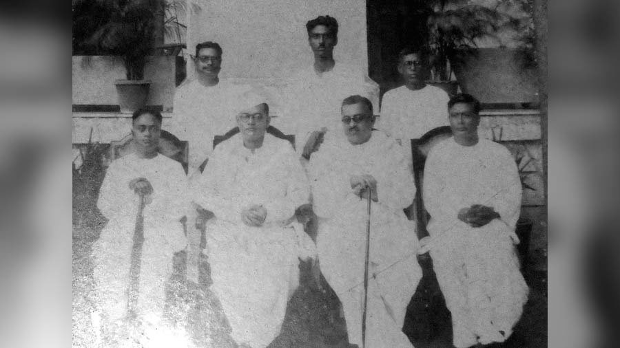 Subhash Chandra Bose with Raja Debendra Lal Khan and family
