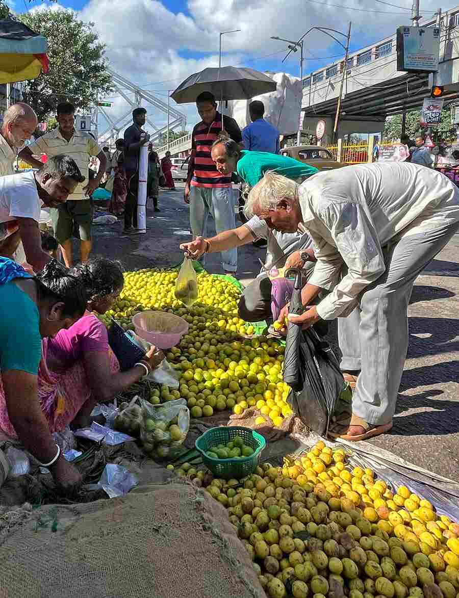 People seen buying lemons on the approach of Howrah bridge. The price of lemons has now stabilised at five pieces for Rs 10. 