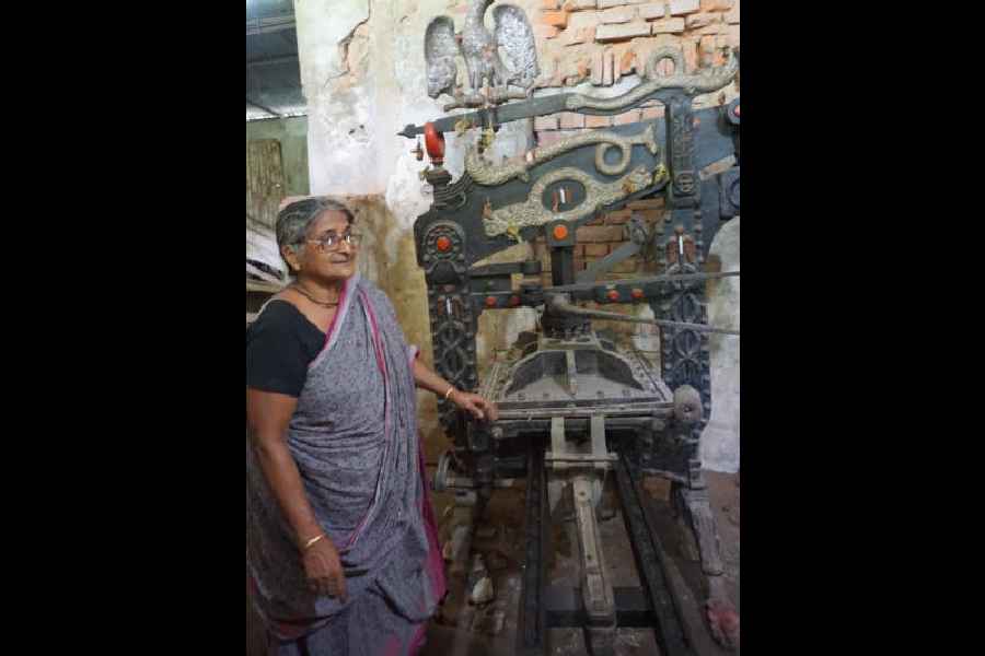 18th century printing press at MNK Press of Kangal Harinath (Majumdar) at Kumarkhali, Bangladesh. Gita Majumdar, wife of late Ashok Majumdar -- fourth generation descendant of Kangal Harinath describes how the vintage press worked when Grambarta Prakashika was printed