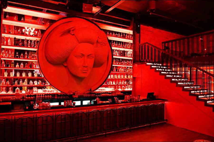 The interiors of Taki Taki are all about the geisha decor. As you walk into the dine den, you will find a geisha face right in the middle of the bar area, which is the star attraction of the whole place.