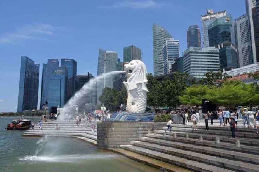 The Merlion, the official mascot of Singapore, and the Singapore skyline from the Merlion Park. 