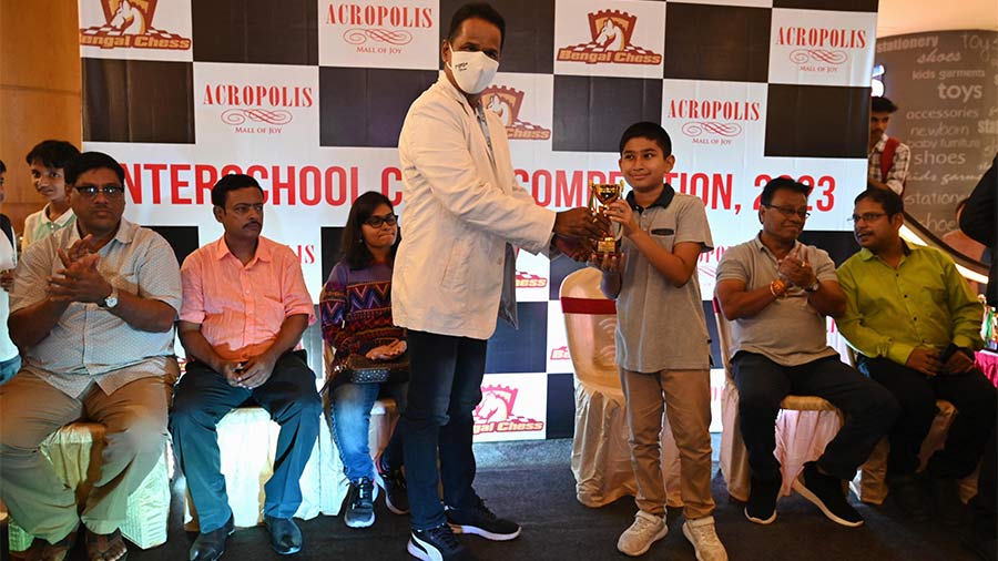 A winner receives an award from Acropolis Mall general manager K Vijayan