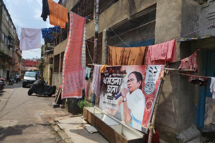 The hoarding in front of the complainant’s home, close to one of the doors (circled), in Hatibagan on Monday