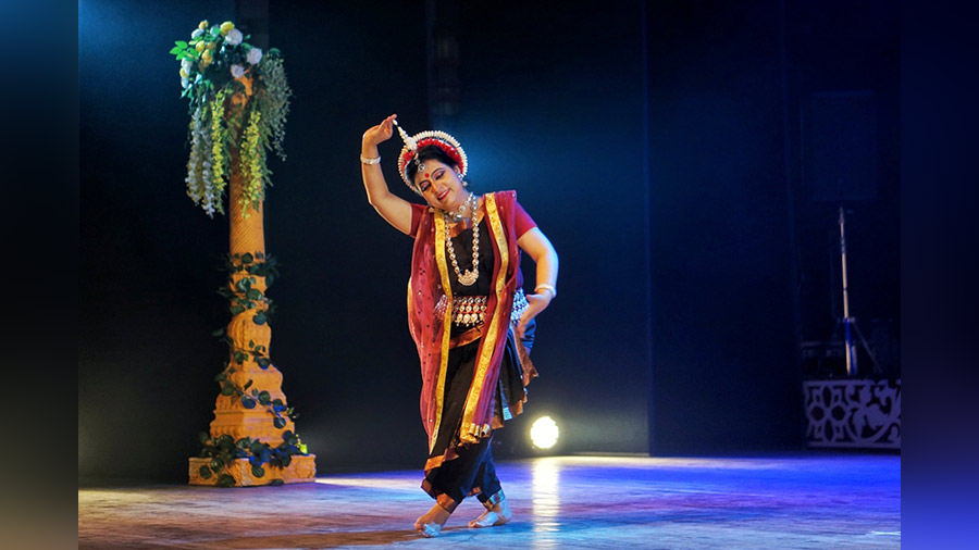 Dona Ganguly delivered a splendid performance along with her troupe ‘Diksha Manjari’