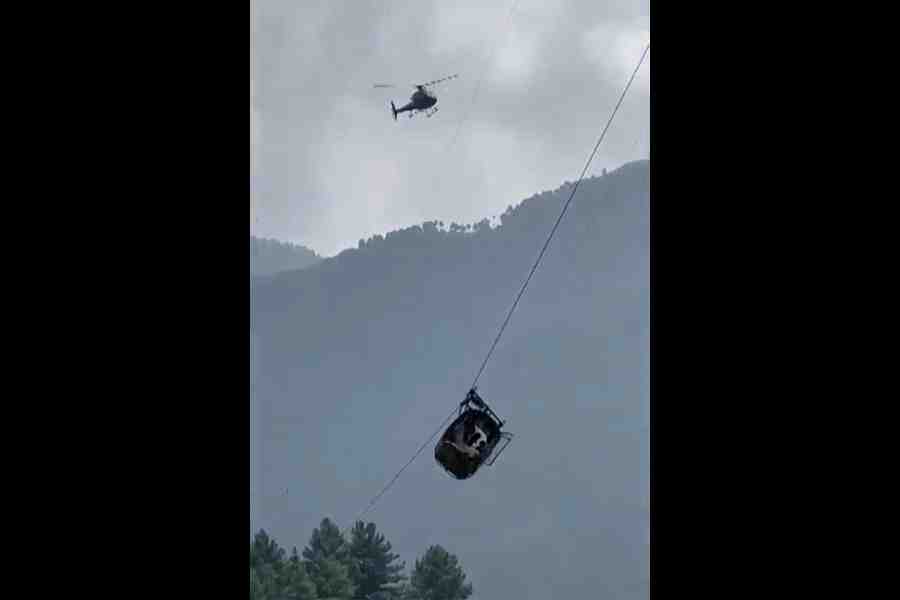 pakistan-2-out-of-8-trapped-in-pakistan-cable-car-saved-telegraph-india