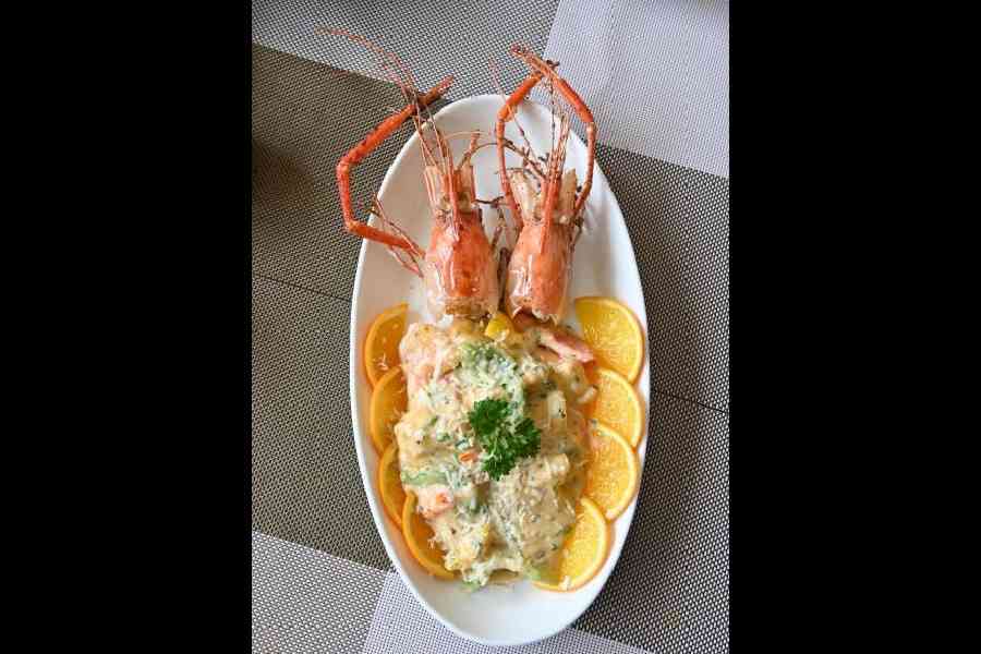 Jumbo Prawn in Cheese Sauce: A continental preparation, this dish is prepared with fresh prawns fried and sautéed in creamy cheese sauce. Freshly served with lime slices topped with English parsley, it is sure to satiate your prawn cravings.