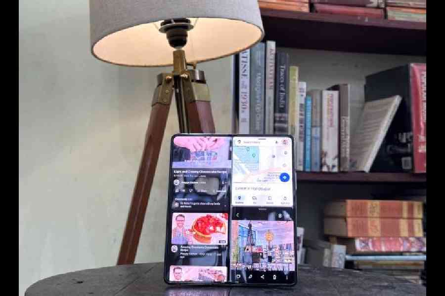You can work with three applications at the same time on the Samsung Galaxy Z Fold5 without the phone slowing down