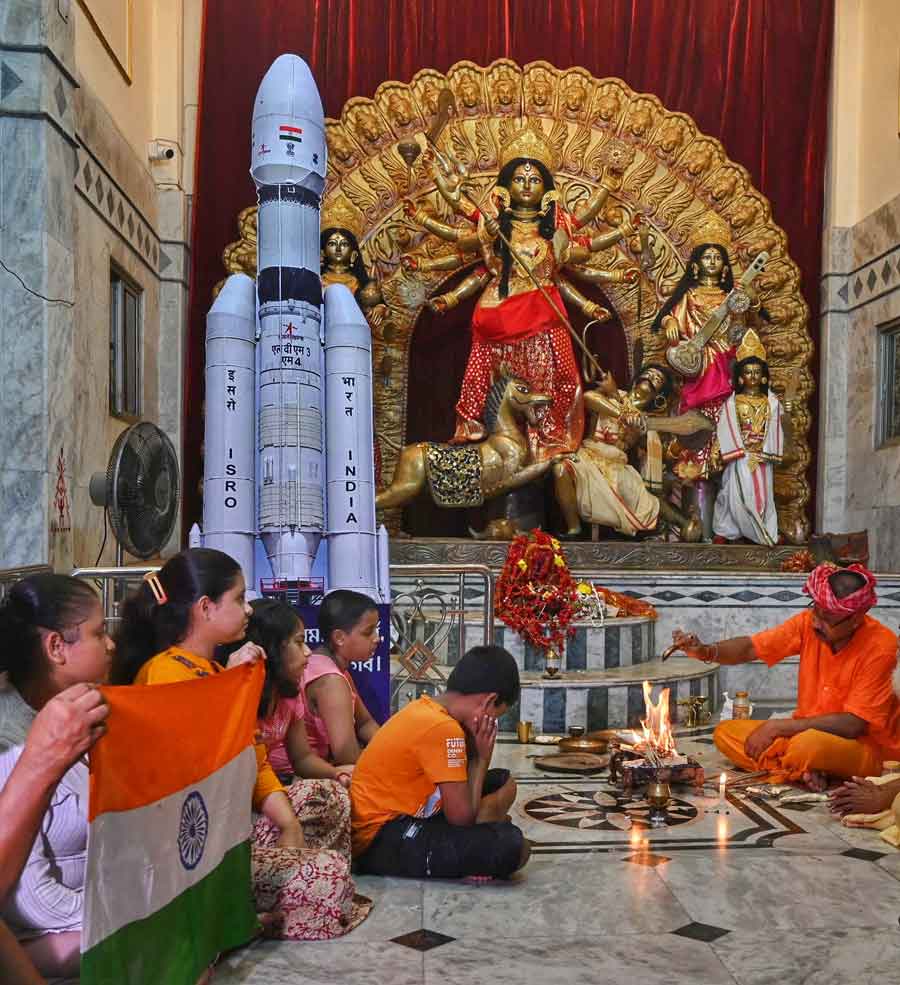 Sovabazar Beniatola Sarbojanin Durgatotsab Samity organised a maha yajna to pray for the success of the Chandrayaan 3 mission on Wednesday