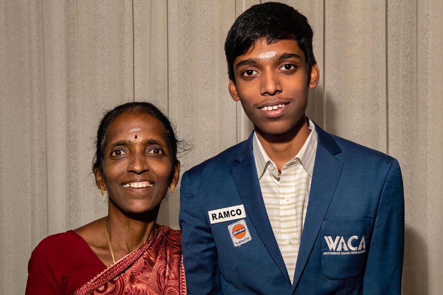 Viswanathan Anand encourages world's second youngest chess Grandmaster R  Praggnanandhaa- The New Indian Express