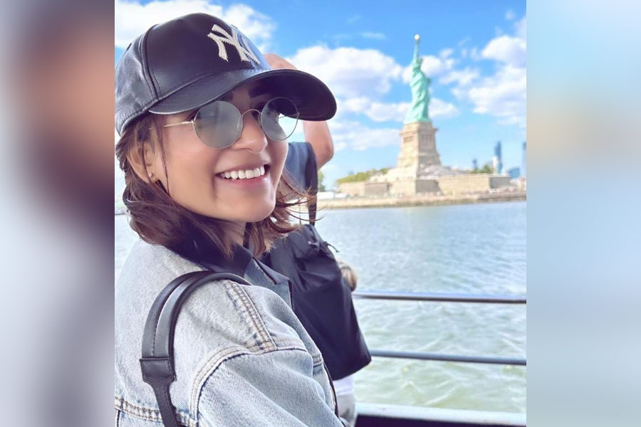 Samantha opted for a blue denim jacket coupled with a black cap while posing in front of the Statue of Liberty on Monday.