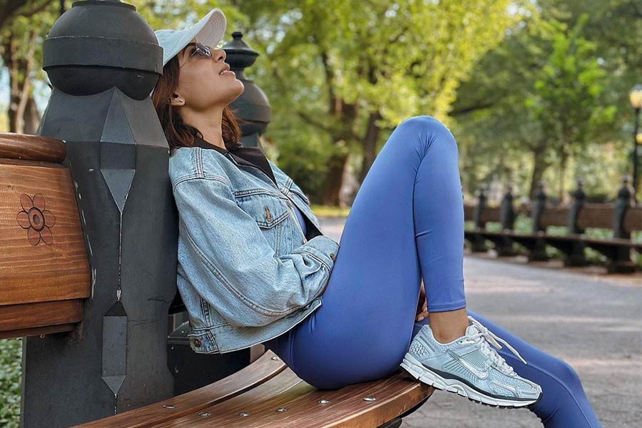She opted for a blue denim jacket and turquoise sweatpants while taking a stroll around Central Park in Manhattan, New York. “Mornings like these..My happy place,” Samantha wrote in the caption.