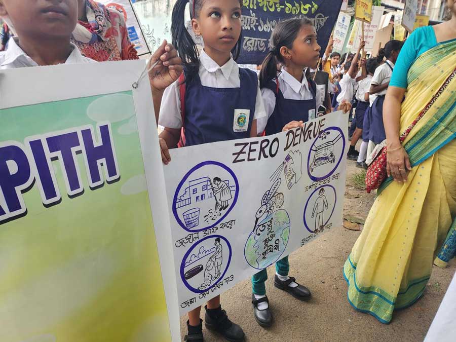 A Dengue Awareness Drive was held at ward number 140 by the students and teachers of Dinabandhu Das Vidyapith School and other officials and members of KMC's Vector Control Team