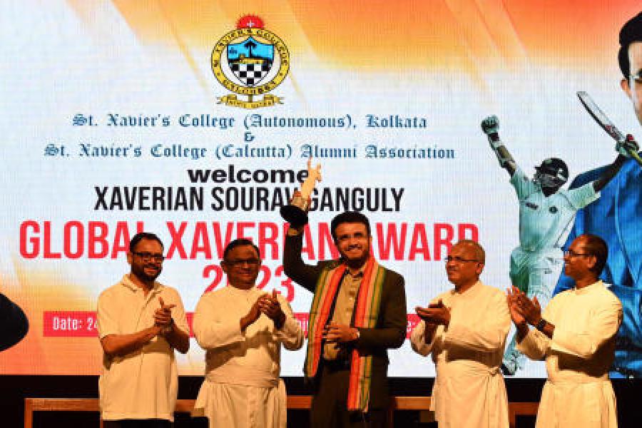 (From left) Firdausul Hasan, secretary of St Xavier’s College (Calcutta) Alumni Association; Father Dominic Savio, principal of the college; Sourav Ganguly; college rector Father Jeyaraj Veluswamy; and Father Thamacin Arulappan, principal of St Xavier’s Collegiate School, at the auditorium on Thursday. Ganguly holds aloft a statuette of Saint Francis Xavier, the patron of St Xavier’s institutions, a gift he received with the Global Xaverian Award