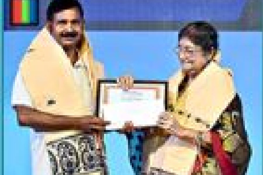 Satyaranjan Dolai receives the Thank You Bondhu Award