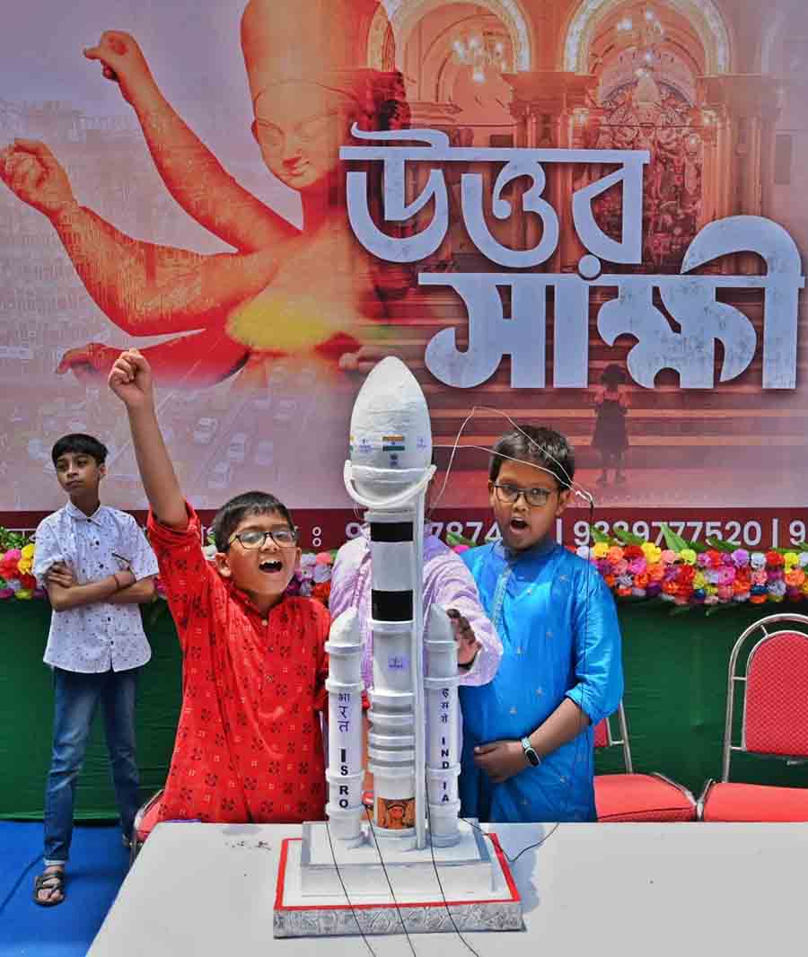 Pally Yubak Brindra Durga Puja in Beleghata marked ‘khuti puja’ with a model of Chandrayaan-3. Md. Kamaluddin, father of ISRO scientist Insha Siraz, was present at the event 
