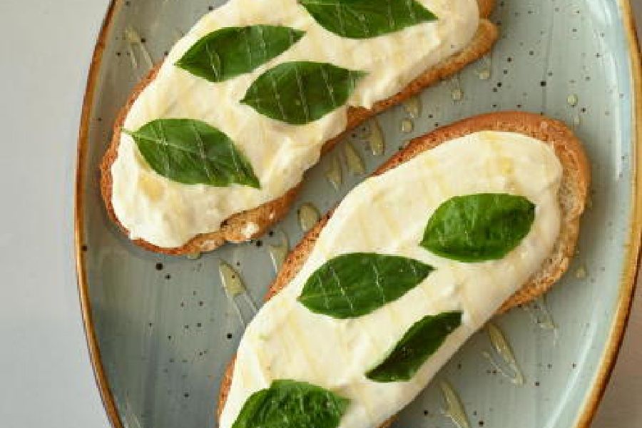 Lemon Ricotta Basil Honey Toast: A must-try item on the menu is the freshness bomb that has inhouse sourdough slices slathered with ricotta and lemon and drizzled with honey to balance out the lemons. It’s like taking a walk down Positano.