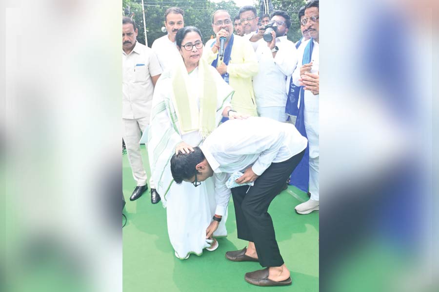 Abhishek Banerjee touches Mamata's feet upon her arrival at Mayo Road.