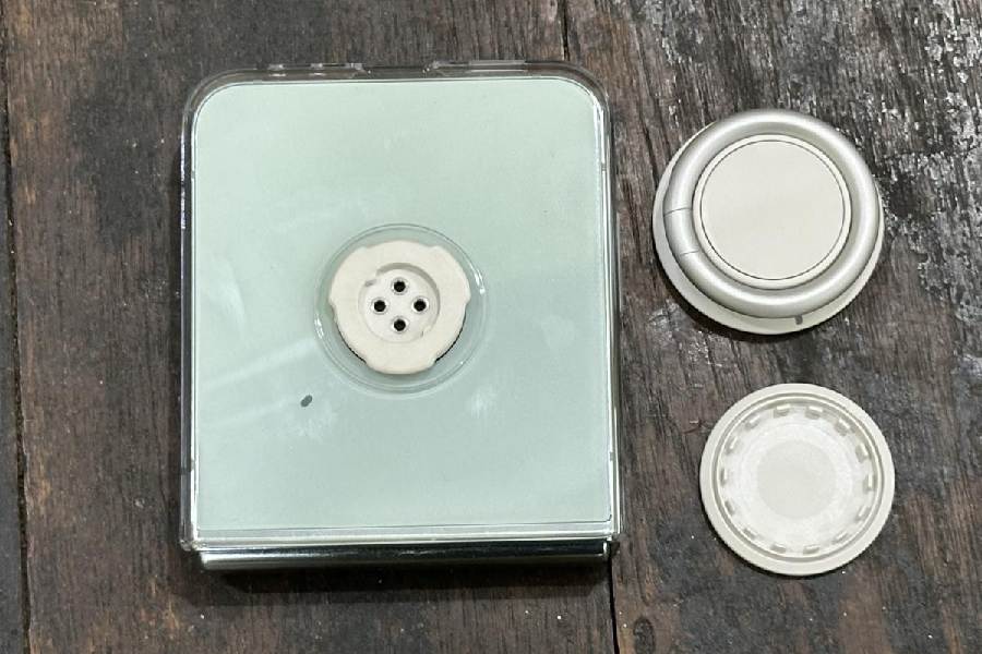 The Clear Gadget Case for Galaxy Z Flip5 from Samsung comes with a pop socket