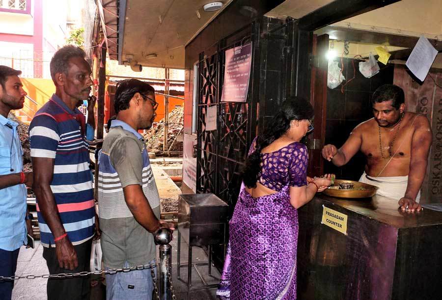 Devotees queue up in front of the sanctum sanctorum for ‘prasadam’ 