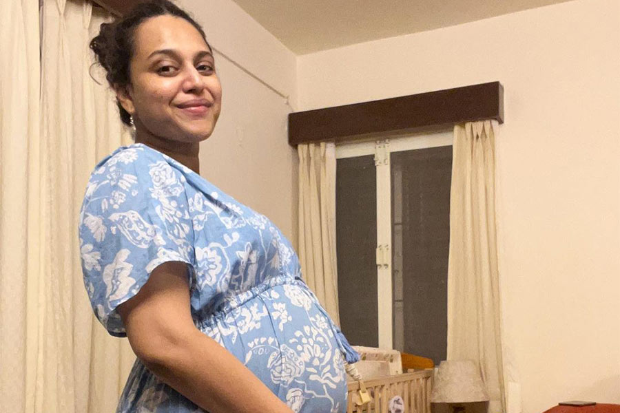 The Veere di Wedding star wore a sky blue printed dress and embraced her baby bump on the day of crib installation in her house. Also being a pet-parent, Swara shared a picture of her cat who became “the first occupant” of the crib.