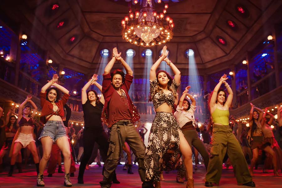 Not Ramaiya Vastavaiya: Shah Rukh Khan drops hook-step of Jawan dance track  ahead of Tuesday release - WATCH | Hindi Movie News - Times of India
