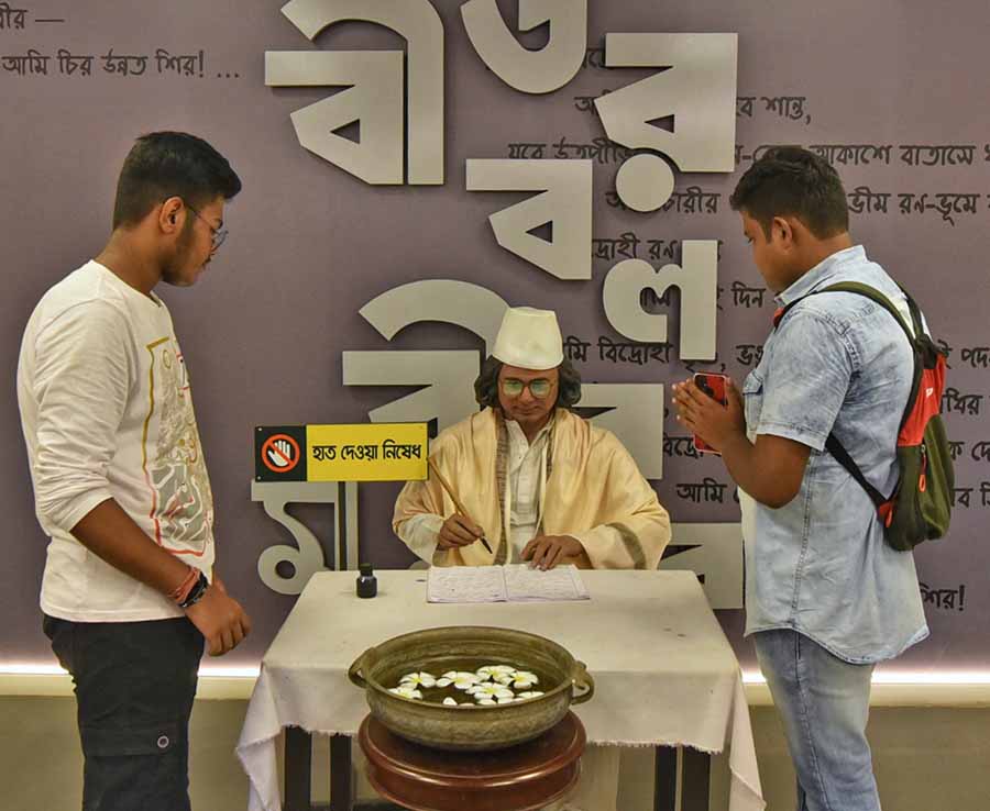 Two boys pay their tributes to Kazi Nazrul Islam at the memorial hall dedicated to the poet at Alipore Jail Museum on his 47th death anniversary