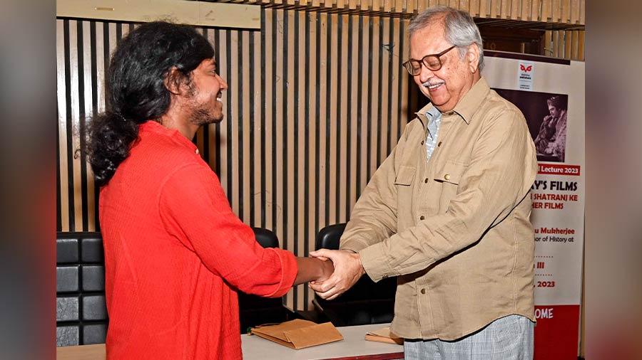 Visual artist Soumyadeep Roy felicitates Rudrangshu Mukherjee