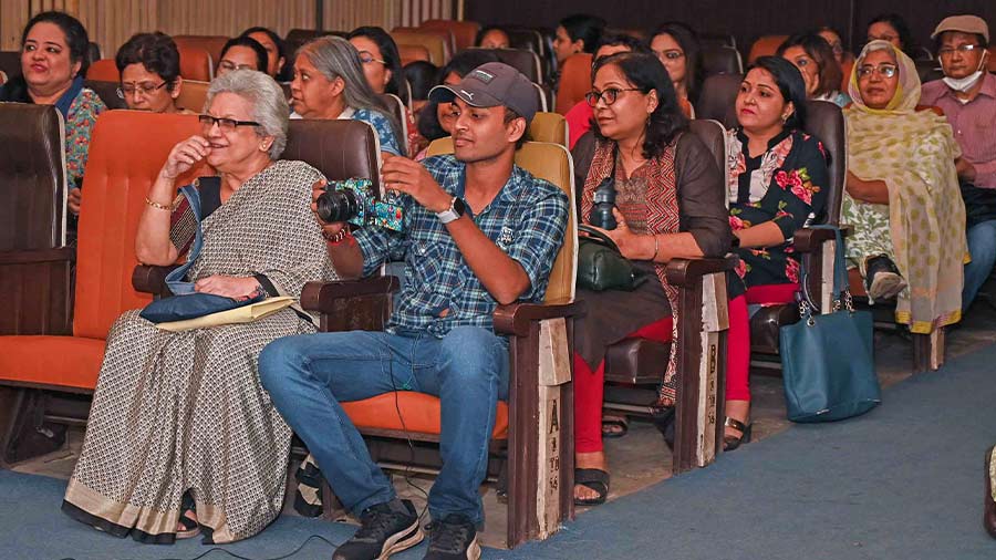The audience listens to Rudrangshu Mukherjee’s lecture at Nandan III