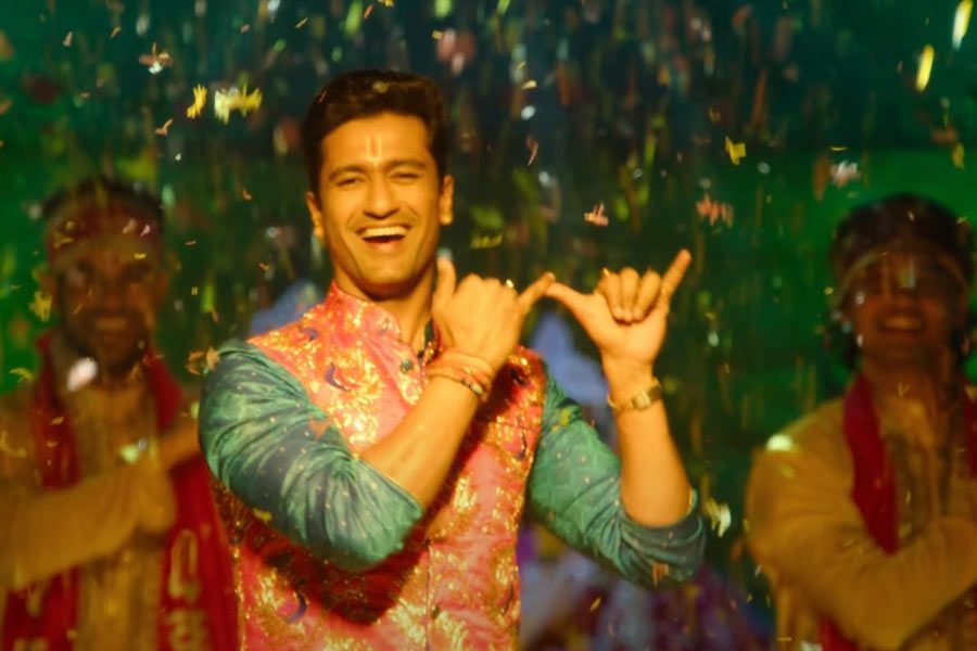 Kanhaiya Twitter Pe Aaja | Kanhaiya Twitter Pe Aaja: Vicky Kaushal's Bhajan  Kumar dances his heart out in The Great Indian Family's first song -  Telegraph India
