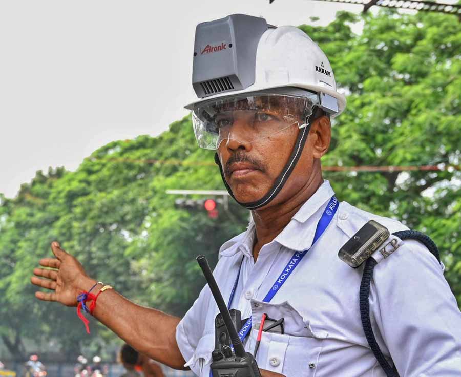 A Kolkata Traffic Police sergeant was spotted wearing an air-conditioned-helmet. According to sources, this new head gear is in its trial phase   