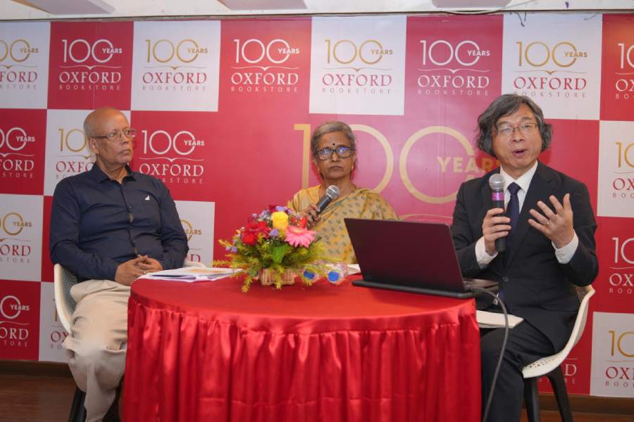 (L-R) Abhijit Mukherjee, Purabi Gangopadhyay and Komatsu Yasuhiko at the session on Oxford Bookstore