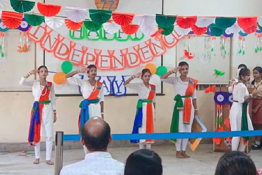Students present vibrant music and dance performances on the occasion of Independence Day