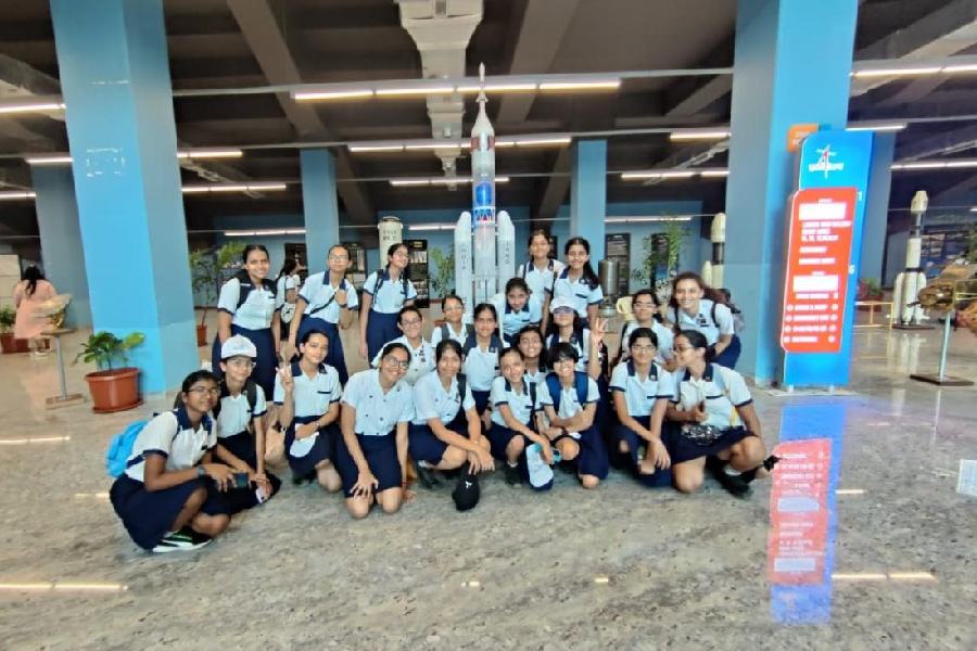 Students of Sushila Birla visit Isro