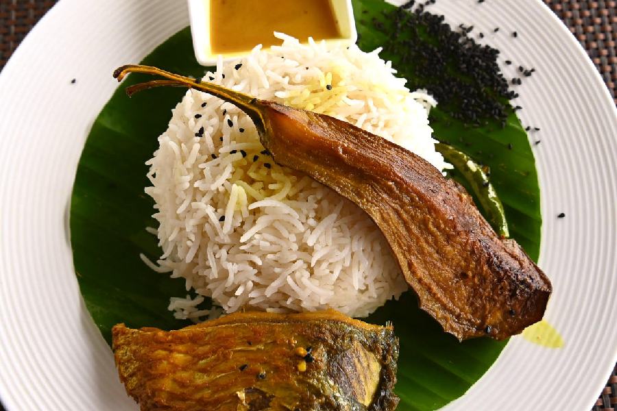 Ilish Kalo Jeere Jhal is a light yet flavourful Hilsa dish with an earthy flavour of crushed nigella seeds complemented by the spiciness of fresh green chillies.