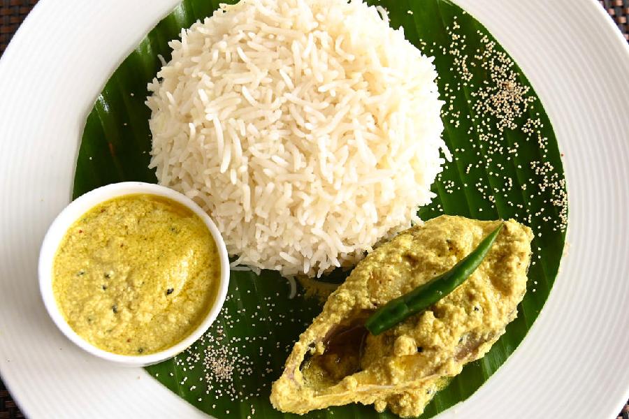 Posto Ilish is made by grinding poppy seeds into a smooth paste with mustard oil and red chilli to give a creamy gravy for the Hilsa. 