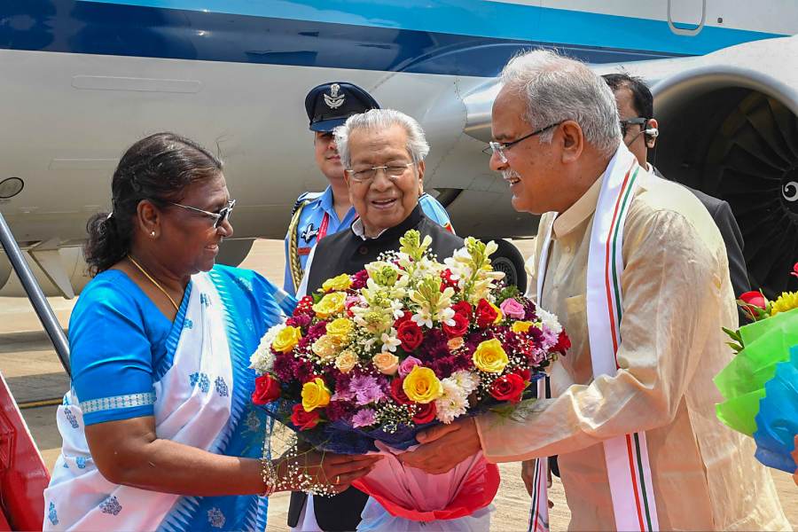 President Droupadi Murmu being received by Chhattisgarh Governor Biswabhusan Harichandan and Chief Minister Bhupesh Baghel upon her arrival
