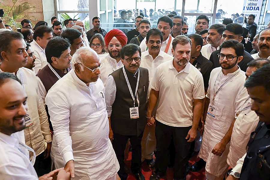  Congress President Mallikarjun Kharge, party leader Rahul Gandhi, Shiv Sena's Sanjay Raut and Aditya Thackeray and other leaders arrive to participate in the INDIA alliance meeting, in Mumbai