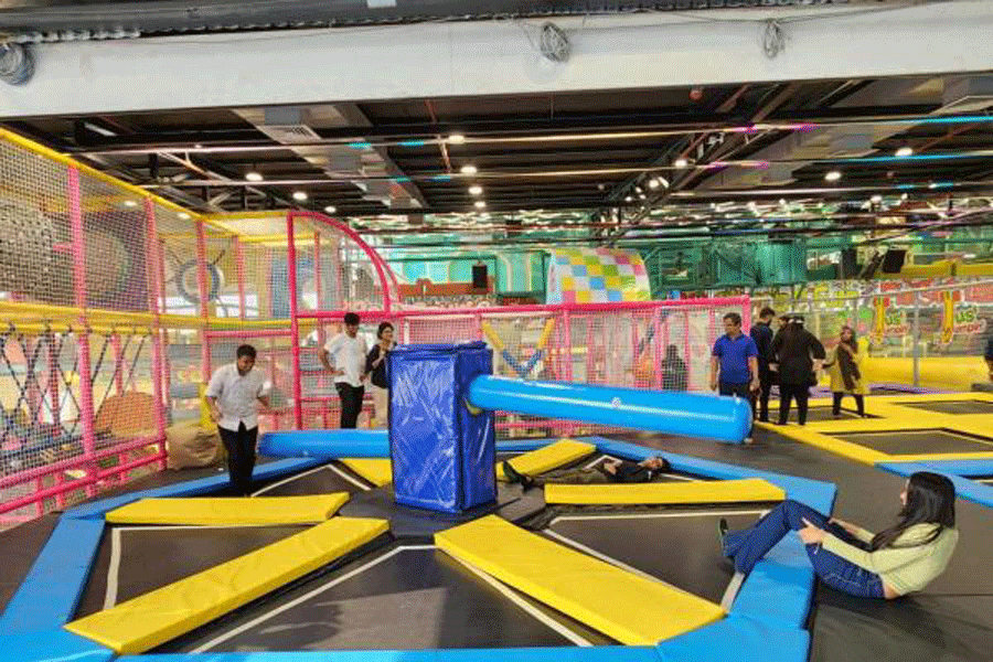 WIPE OUT: This section has a machine with two air-filled rods jutting out and rotating in a circular motion. Revelers have to jump and duck to avoid them — all on a trampoline mat. “This has become one of the biggest attractions of the park and everyone flocks to it when it’s on,” says floor in-charge Syed Md Saifullah. There are three speed modes on this too — greenhorn, cowboy and ambush — to up the stakes.