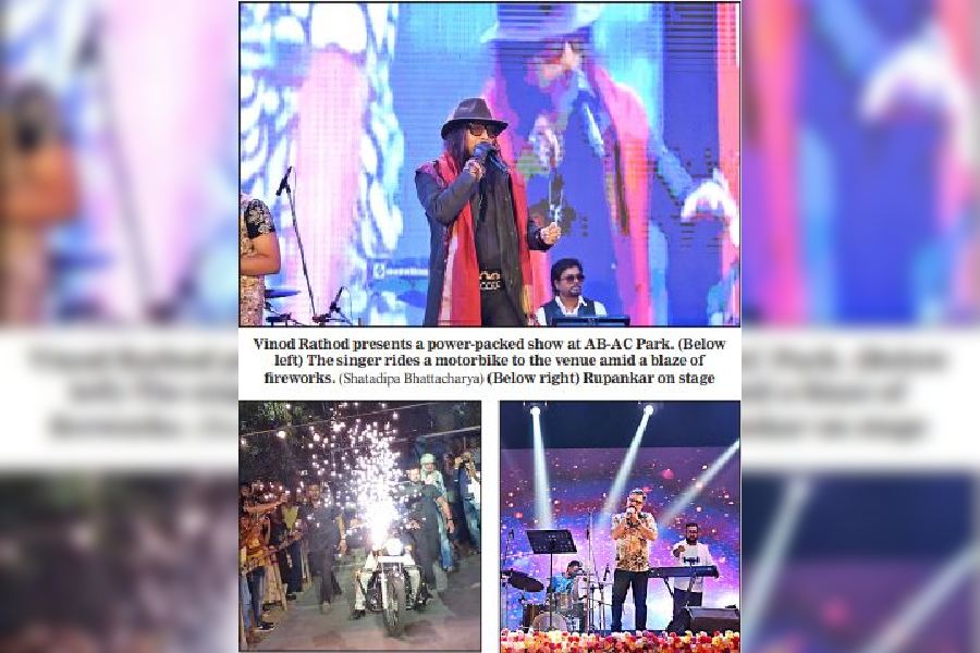 Vinod Rathod presents a power-packed show at AB-AC Park. (Below left) The singer rides a motorbike to the venue amid a blaze of fireworks. (Shatadipa Bhattacharya) (Below right) Rupankar on stage