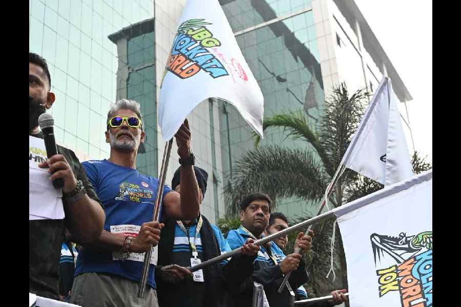 Milind Soman flagged off the first category of the Elite 10km run at 6amCaption