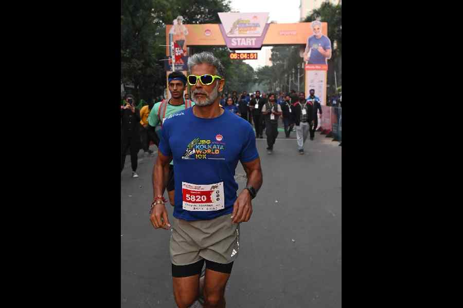 Soman also actively participated in the 10km run, which had a duration of 60 minutes. Starting at 6.02am, the Four More Shots Please! actor reached the finishing line exactly at 7.02am